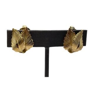 Vintage GIOVANNI‎ Clip On Earrings Gold Tone Textured Double Leaf Design Nature
